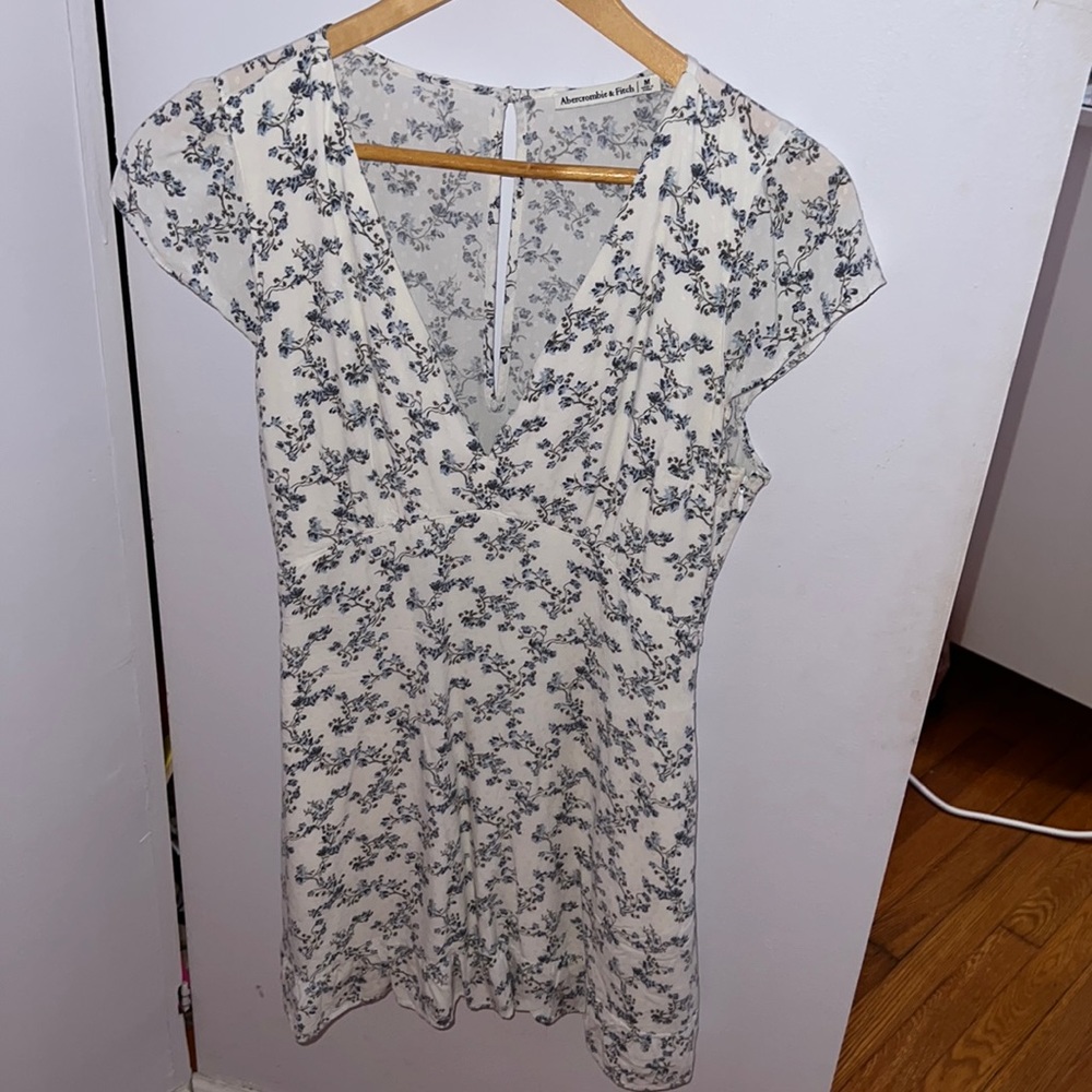 Abercrombie & fitch flowered mini dress. With pockets.